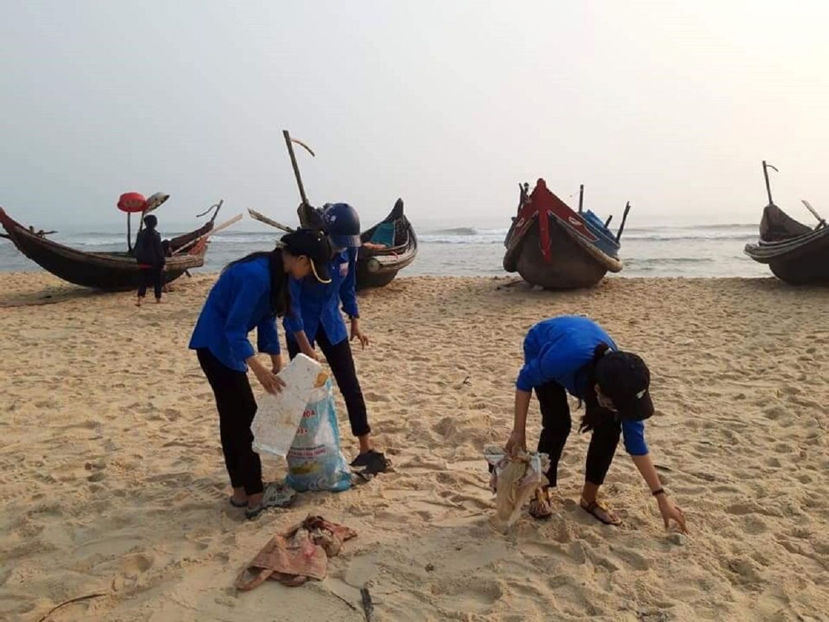 Đoàn viên thanh niên các huyện ven biển tham gia làm sạch biển